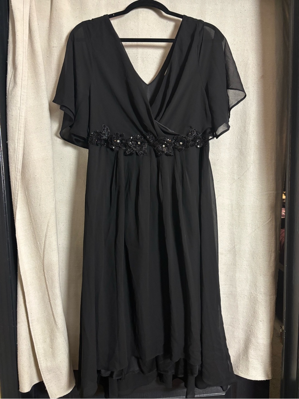Elegant Black V-Neck Evening Dress with Floral Waist Embellishment